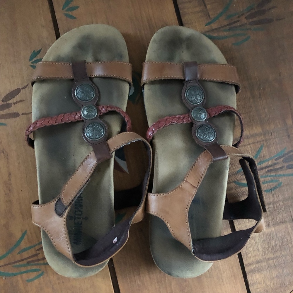 Minnetonka Women's Lakeshore brown 8 well loved condition metallic